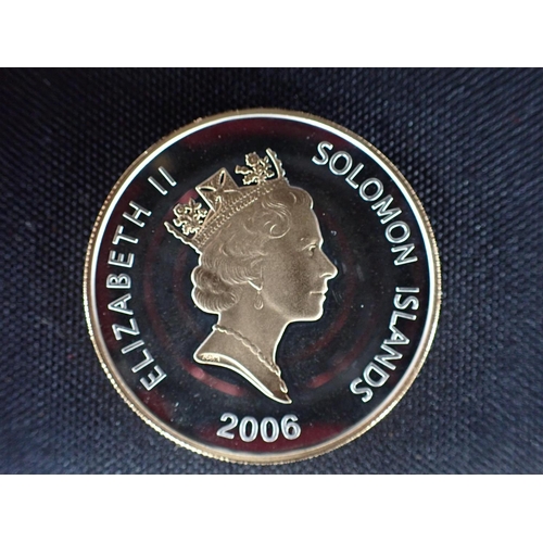 561 - A SOLMON ISLAND 2006 25 DOLLAR PIECE and a collection of commemorative and other coins to include pe... 