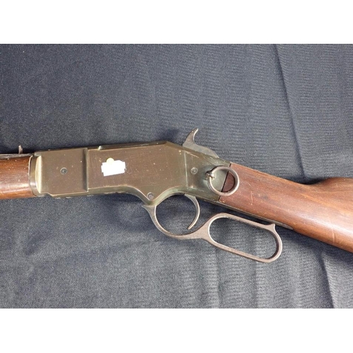 586 - A REPLICA MODEL OF A WINCHESTER RIFLE with under lever, 104cm overall (from stock to barrel)