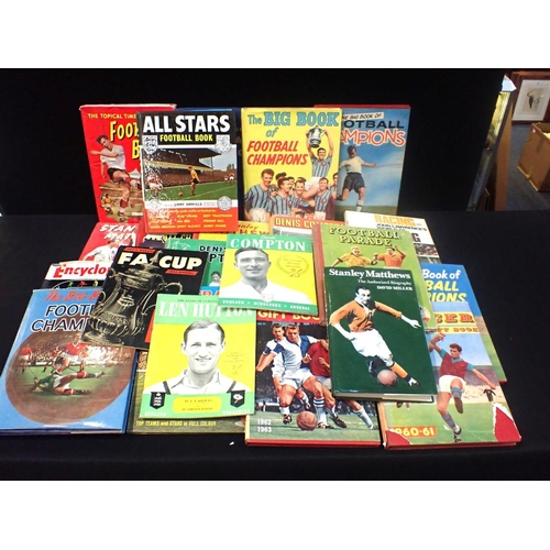 621 - A DAY & MASON 1953 FA CUP ANNUAL and a quantity of vintage football and sport books , Denis Compton ... 