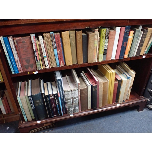 639 - A COLLECTION OF BOOKS OF ENGLISH TOPOGRAPHICAL INTEREST including books on London, guide books etc (... 