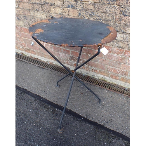 8 - A SIMPLE ROUND METAL GARDEN TABLE with folding frame 59.5cm dia (rusty)