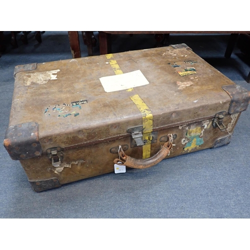 212 - A VINTAGE 'OSILITE' SUITCASE, BY H.J. CAVE & SONS by appointment to H.M. Queen Alexandra 65cm wide