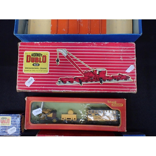 245 - HORNBY DUBLO BREAKDOWN CRANE 4620 with other Dublo accessories, a Hornby R041 tank, and a Triang R34... 