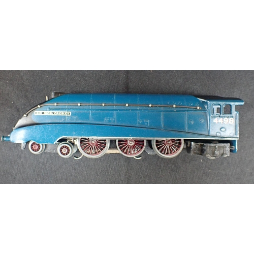 255 - HORNBY DUBLO BOXED PASSENGER TRAIN SET EDP1 PRE-WAR LNER, appears complete with instructions, wear c... 