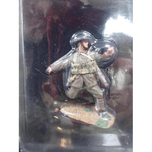 261 - W. BRITAIN WORLD WAR 1 MODEL FIGURES A COLLECTION OF BOXED SINGLE SOLDIER FIGURES