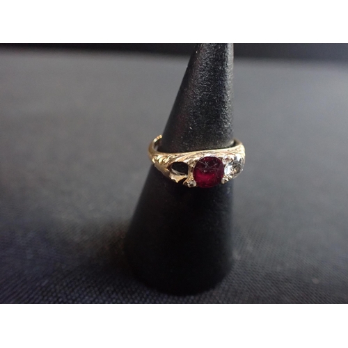 512 - AN EDWARDIAN 18ct GOLD DRESS RING (a/f; one white stone missing, the red stone abraded)