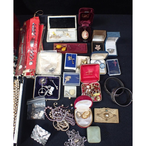 541 - A COLLECTION OF JEWELLERY AND COSTUME JEWELLERY