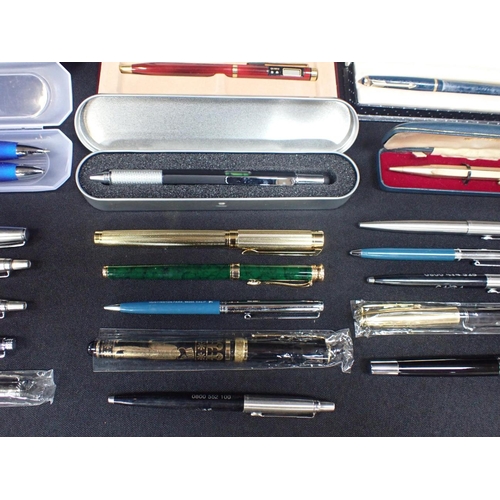 557 - A SUCHARK FOUNTAIN PEN, A YARD -0-LEAD PENCIL with a collection of pens, including Parker