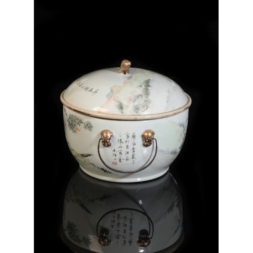 206 - TWO SIMILAR CHINESE QIANJIANCAI BOWLS AND COVERS

Republic Period, both decorated with figures in mo... 