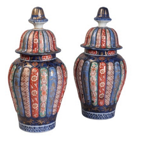 239 - A PAIR OF JAPANESE IMARI JARS AND COVERS

Meiji or later, late 19th or 20th century, lobed outline w... 