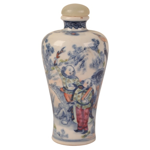 74 - A CHINESE BLUE AND WHITE SNUFF BOTTLE

bearing six character Qianlong mark to the base, decorated wi... 