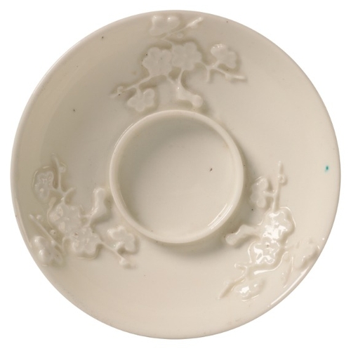 13 - A MENNECY TREMBLEUSE WHITE GLAZED SAUCER

circa 1740-1745, decorated with three prunus sprigs, 12cm ... 