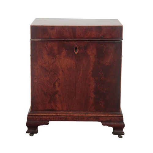 206 - A GEORGE III MAHOGANY AND SATINWOOD STRUNG CELLARETTE

the hinged top opening to a fitted interior, ... 