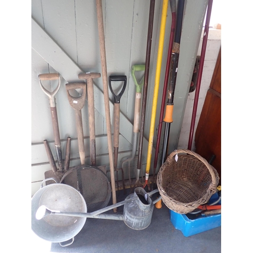 115 - A COLLECTION OF VINTAGE GARDENING TOOLS including a Haws long-spouted watering can, a galvanized pan... 