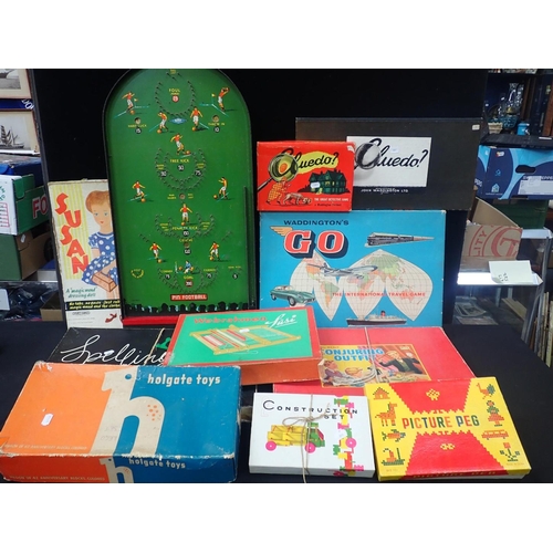 152 - A COLLECTION OF CHILDRENS' GAMES mostly boxed, including pin football, Go, Cluedo, and construction ... 