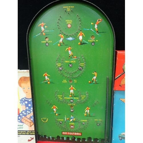 152 - A COLLECTION OF CHILDRENS' GAMES mostly boxed, including pin football, Go, Cluedo, and construction ... 
