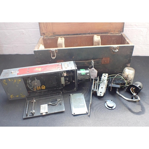 664 - A WWII ERA WING CAMERA, TYPE G45 in cassette, cased, by Williamson Mfg Co Ltd London and Reading