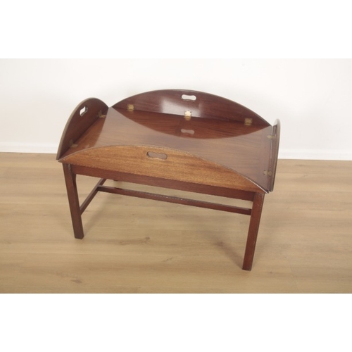 226 - A MAHOGANY BUTLER TRAY AND STAND OF GEORGIAN STYLE

with quartered top, brass hinges to four flaps, ... 