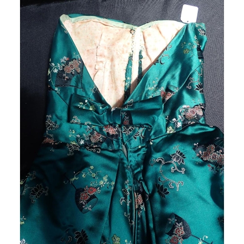 15 - A DARK GREEN CHINESE SILK COUTURE MADE EVENING DRESS