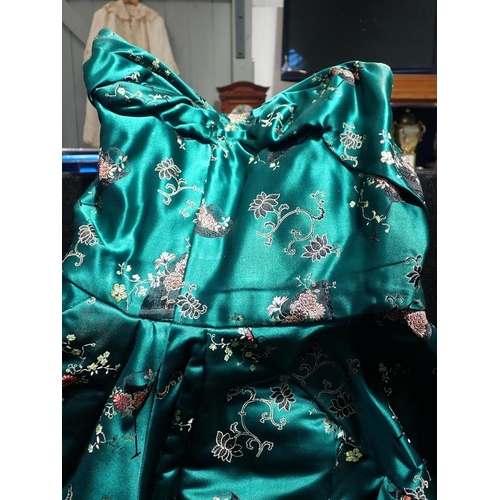 15 - A DARK GREEN CHINESE SILK COUTURE MADE EVENING DRESS