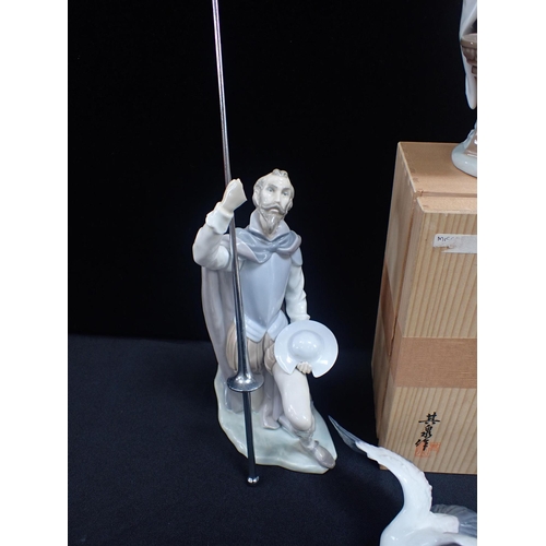 301 - A LLADRO PORCELAIN FIGURE OF A SEATED JAPANESE LADY holding a fan, 24cm high, with a box (flowers da... 