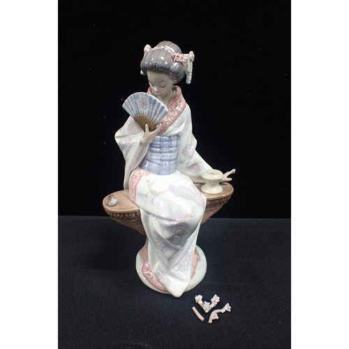 301 - A LLADRO PORCELAIN FIGURE OF A SEATED JAPANESE LADY holding a fan, 24cm high, with a box (flowers da... 