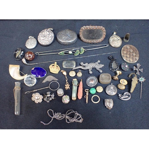 422 - A COLLECTION OF BROOCHES and other items, cuff links, a hat pin, pendants etc