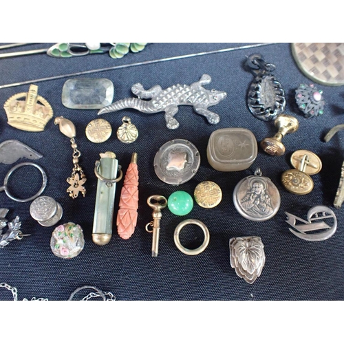 422 - A COLLECTION OF BROOCHES and other items, cuff links, a hat pin, pendants etc