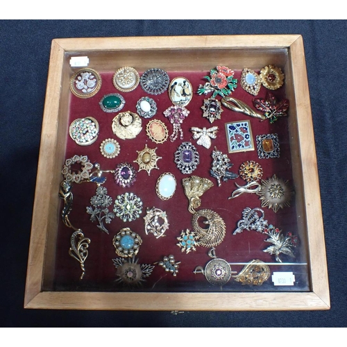 439 - A COLLECTION OF COSTUME BROOCHES to include silver and yellow metal