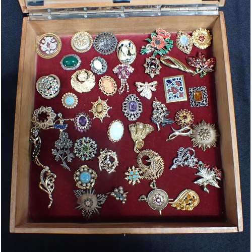 439 - A COLLECTION OF COSTUME BROOCHES to include silver and yellow metal