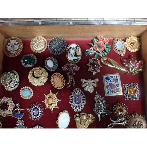 439 - A COLLECTION OF COSTUME BROOCHES to include silver and yellow metal