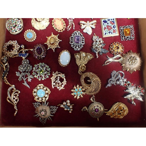 439 - A COLLECTION OF COSTUME BROOCHES to include silver and yellow metal