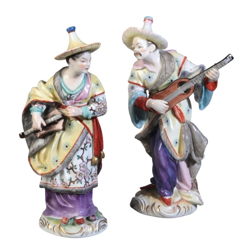 81 - A PAIR OF GERMAN PORCELAIN FIGURES OF CHINESE MUSICIANS

20th century in the 18th century manner, we... 