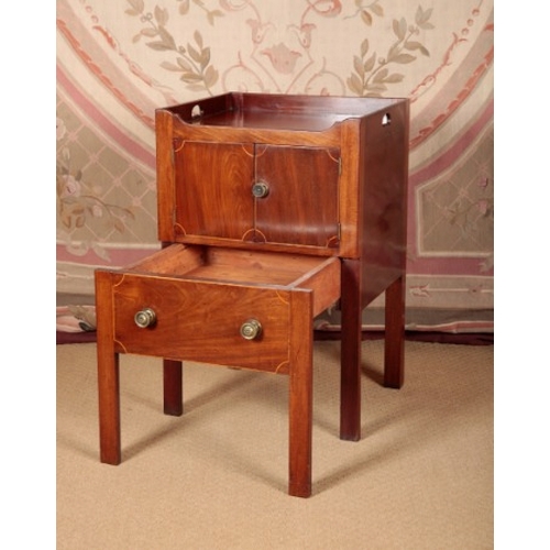 127 - A LATE GEORGE III MAHOGANY AND SATINWOOD STRUNG TRAY TOP COMMODE

the gallery with pierced handles, ... 