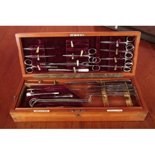 324 - A WWI FIELD SURGEONS OPERATING KIT BY ARNOLD & SON

Giltspur Street, London, dated 1916, retaining t... 