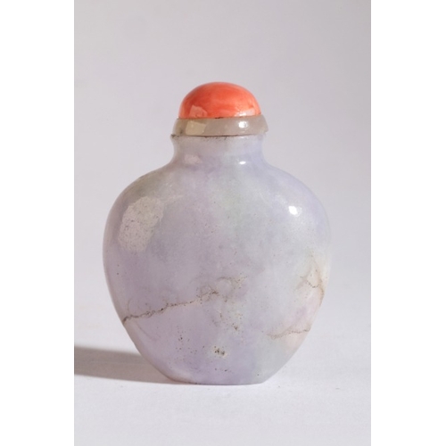 11 - A CHINESE LAVENDER JADEITE SNUFF BOTTLE

18th/19th century, one side with a small incised detail, 5c... 