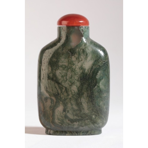 119 - A CHINESE AGATE SNUFF BOTTLE

likely 18th/19th century, with green 'seaweed' dendritic inclusions, 7... 