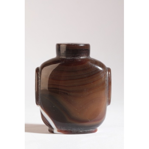 120 - A CHINESE AGATE SNUFF BOTTLE

likely 18th/19th century, with a large banded inclusion to the front a... 