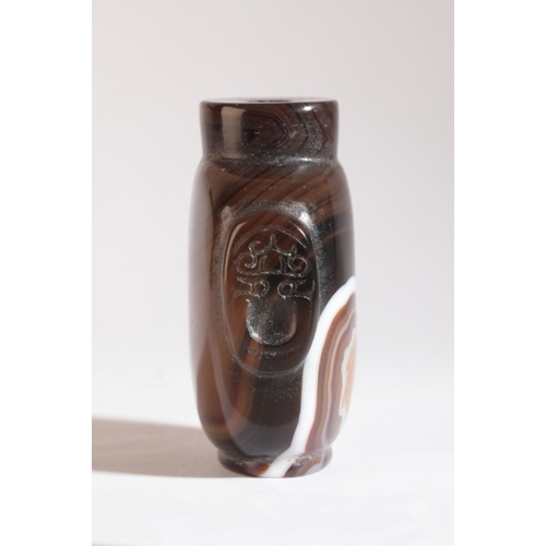 120 - A CHINESE AGATE SNUFF BOTTLE

likely 18th/19th century, with a large banded inclusion to the front a... 