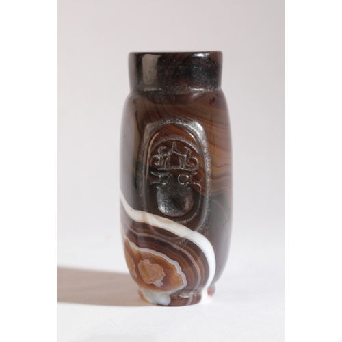 120 - A CHINESE AGATE SNUFF BOTTLE

likely 18th/19th century, with a large banded inclusion to the front a... 