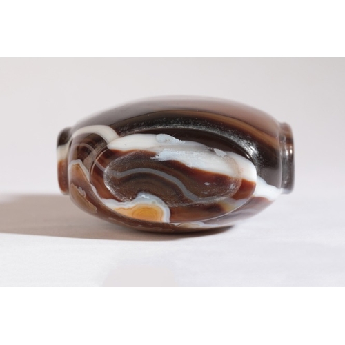 120 - A CHINESE AGATE SNUFF BOTTLE

likely 18th/19th century, with a large banded inclusion to the front a... 