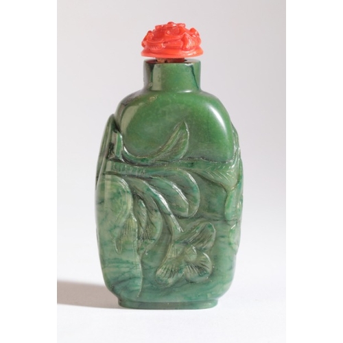 131 - A CHINESE HARDSTONE SNUFF BOTTLE

19th/20th century, carved all around with flowers and foliage, 7cm... 