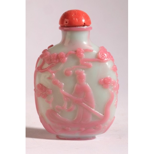 141 - A CHINESE GLASS SNUFF BOTTLE

18th/early 19th century, the opaque white body with pink overlay depic... 