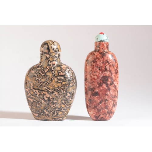 143 - A CHINESE HARDSTONE SNUFF BOTTLE

likely 18th/19th century, the hardstone resembling leopard skin, 7... 