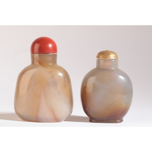 147 - A CHINESE AGATE SNUFF BOTTLE

likely 18th/19th century, of pear shaped form with banding to the agat... 