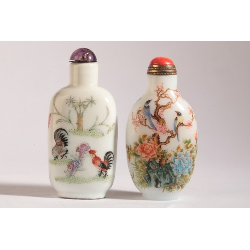 148 - A CHINESE PORCELAIN SNUFF BOTTLE

bearing a four character Qianlong mark to the base, the body decor... 