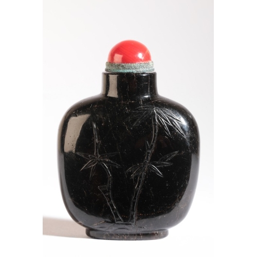 192 - A CHINESE HARDSTONE SNUFF BOTTLE

likely 18th/19th century, of trapezoid form with rounded shoulders... 