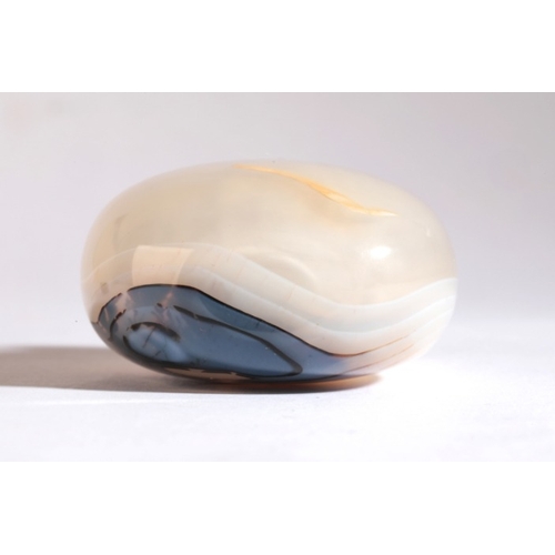 20 - A CHINESE AGATE SNUFF BOTTLE

19th century, of bulbous form with dendritic markings, 6.5cm high over... 