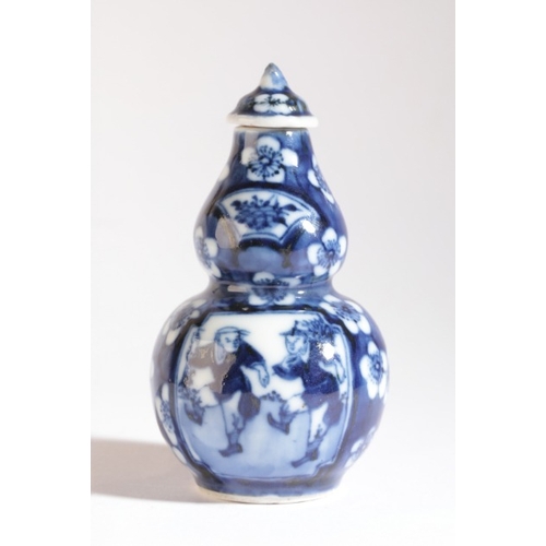 33 - A CHINESE PORCELAIN SNUFF BOTTLE

19th century, the double gourd blue and white bottle of large prop... 