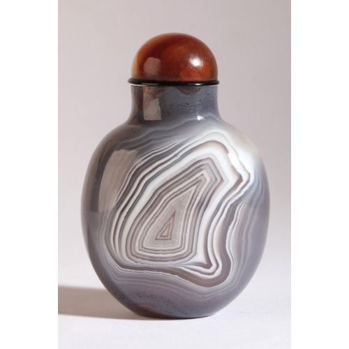 35 - A CHINESE GREY AGATE SNUFF BOTTLE

19th century, with white striations forming large 'thumbprint' pa... 